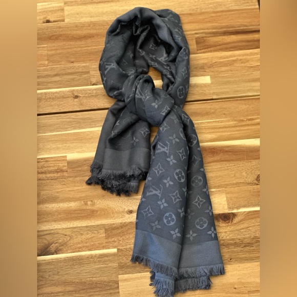 Louis Vuitton Monogram Classic Shawl - Picture 1 of 4